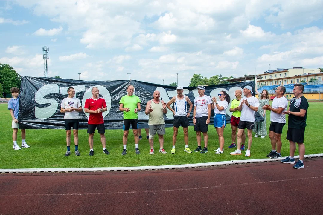 70 okrążeń stadionu w Jarocinie na 70. urodziny. Wiesław Garbarek świętował nietypowo