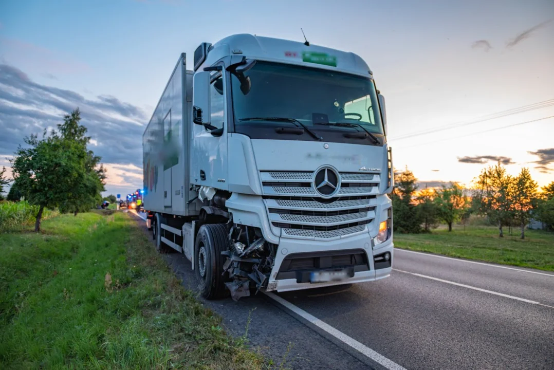 Zderzenie ciężarowego mercedesa z osobówką na DK 12 w Łobzie