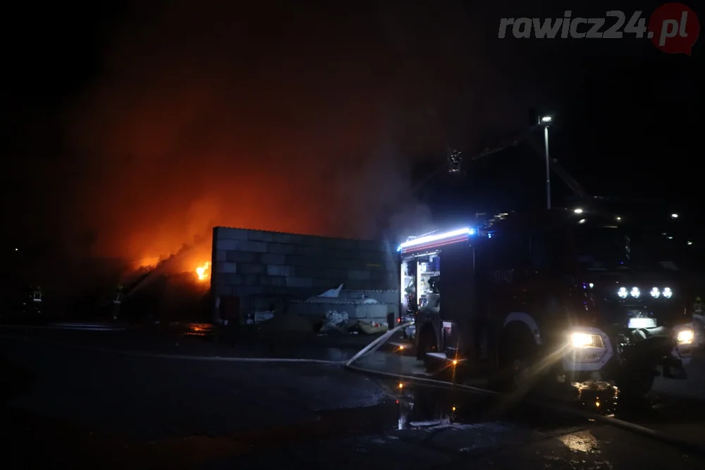 Pożar odpadów na terenie jednej z rawickich firm