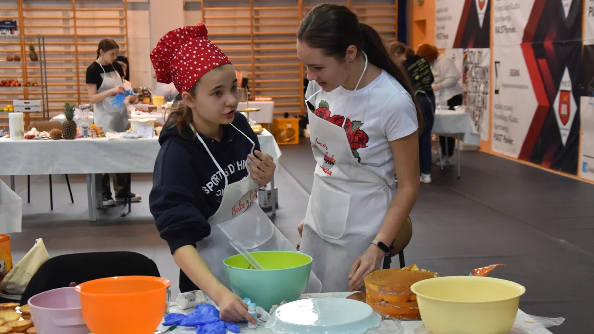 Smaczne babeczki, kolorowe torty. Cukiernicy amatorzy z Ponieca rywalizowali w Bake a Cake Junior - Zdjęcie główne