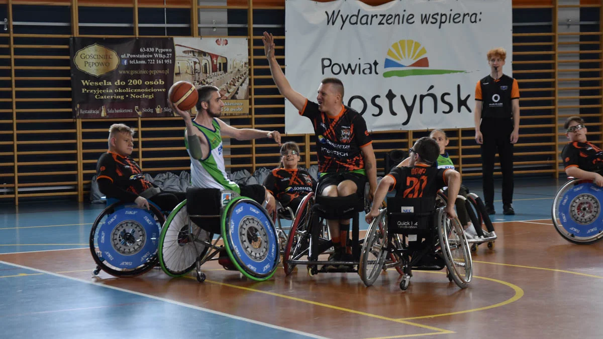 Gostyński turniej koszykówki w nowym wymiarze. Rywalizują niepełnosprawni, grają na wózkach - Zdjęcie główne