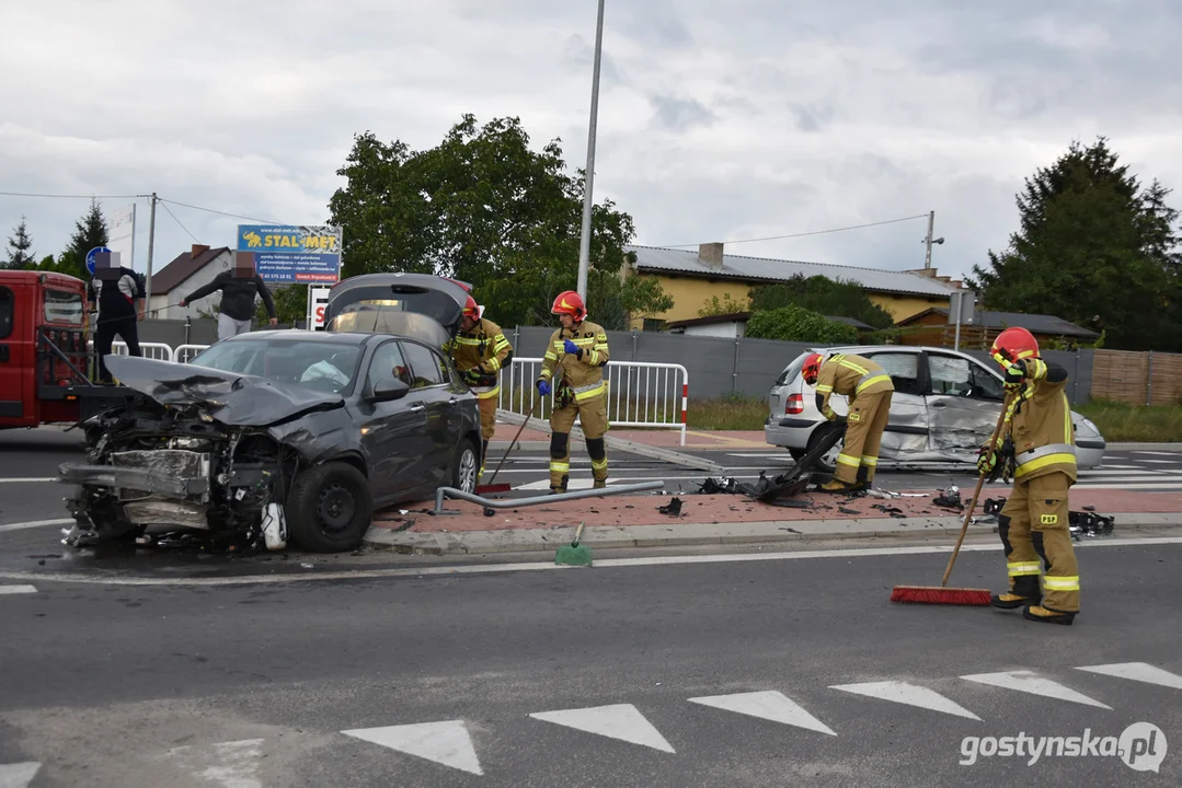 Zderzenie dwóch samochodów na skrzyżowaniu w Gostyniu