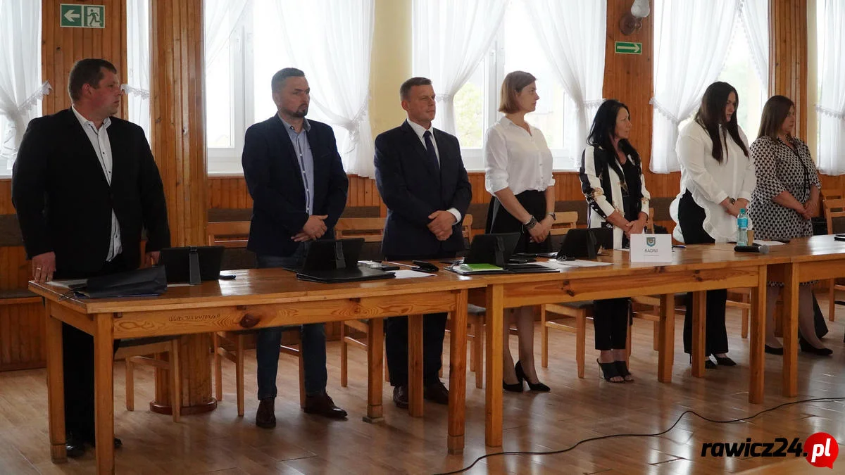 Pierwsza sesja nowej Rady Gminy Pakosław. Ślubowanie i wybory przewodniczących - Zdjęcie główne