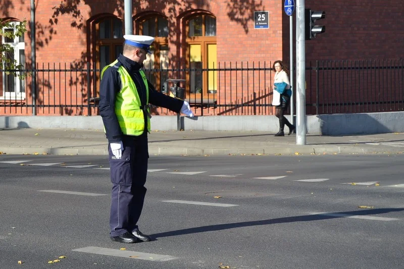 Policjant kieruje ruchem. Jak się zachować?