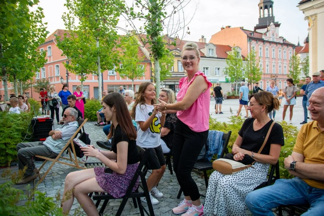 Letnie Brzmienia Jarocina dobiegają końca. Julia Matuszewska i "Regres" na przedostatnim koncercie na rynku [ZDJĘCIA] - Zdjęcie główne