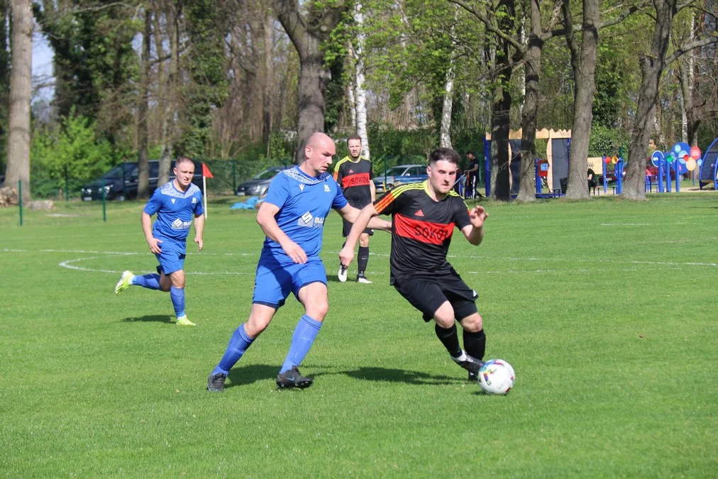 Ciekawe widowisko na stadionie leśnym w Sarnowie. Sarnowianka bez punktów [ZDJĘCIA] - Zdjęcie główne