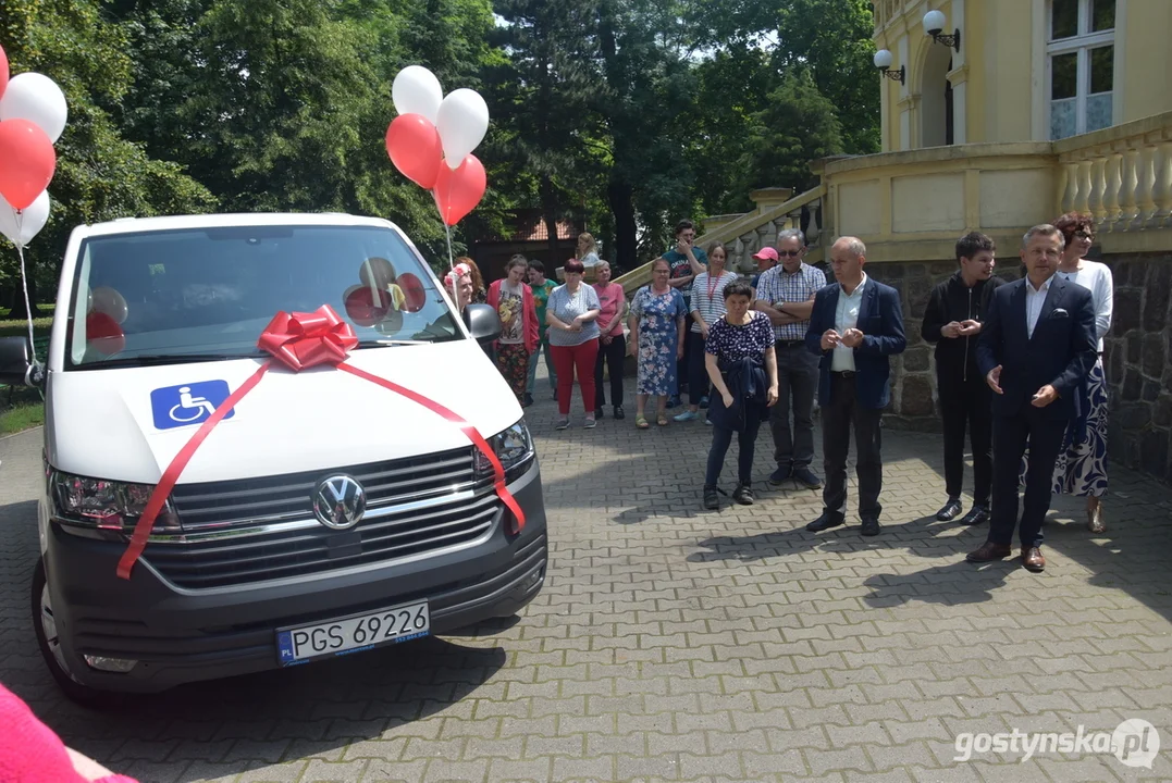 Przekazanie nowego samochodu dla DPS Chwałkowo