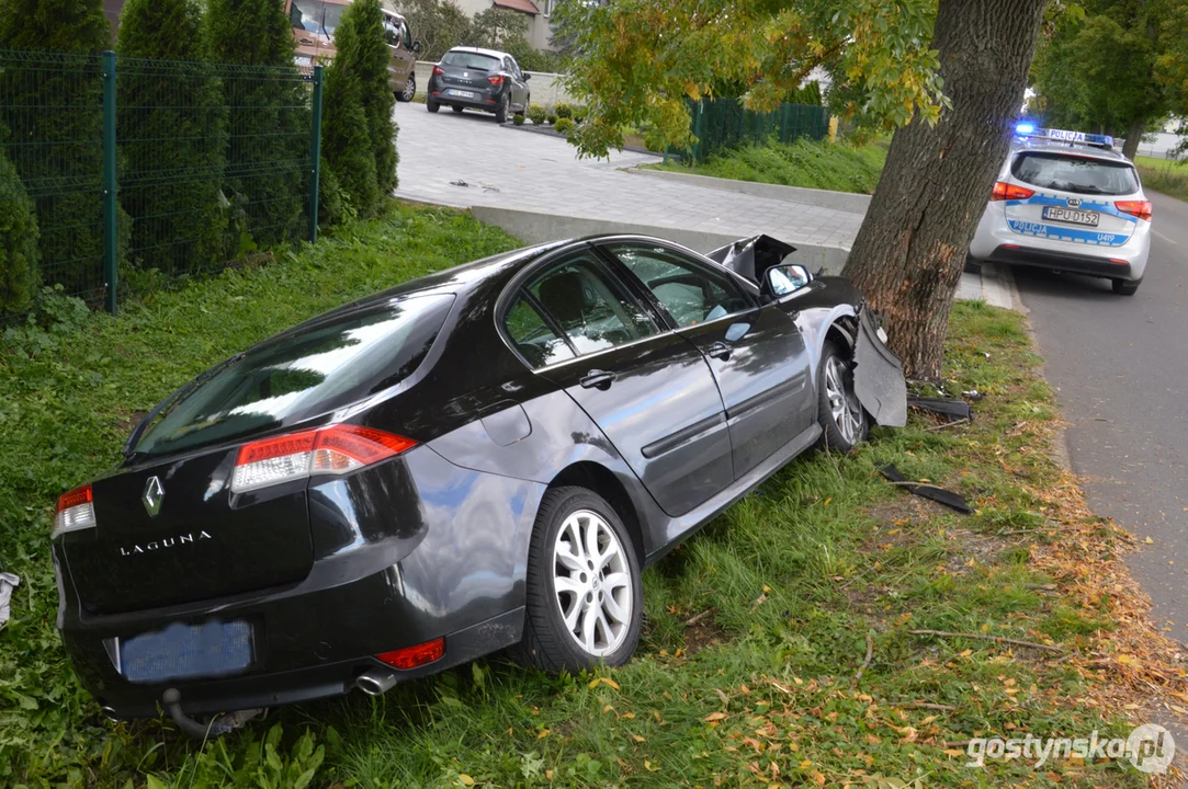 Zderzenie samochodu osobowego z drzewem w Czajkowie