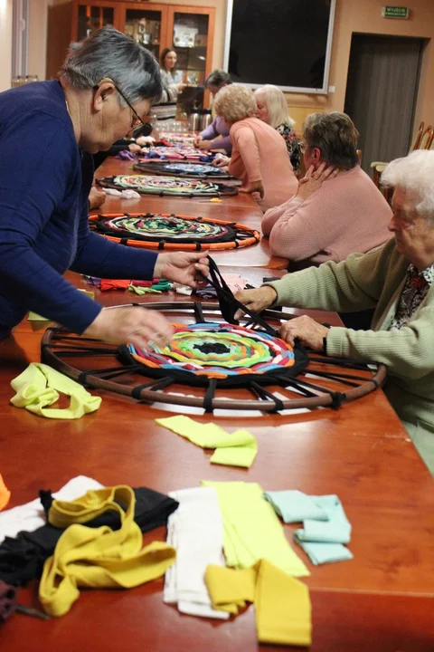 Klub Seniora z Borku Wlkp. podczas warsztatów Yarn bombing (bombardowanie włóczką)