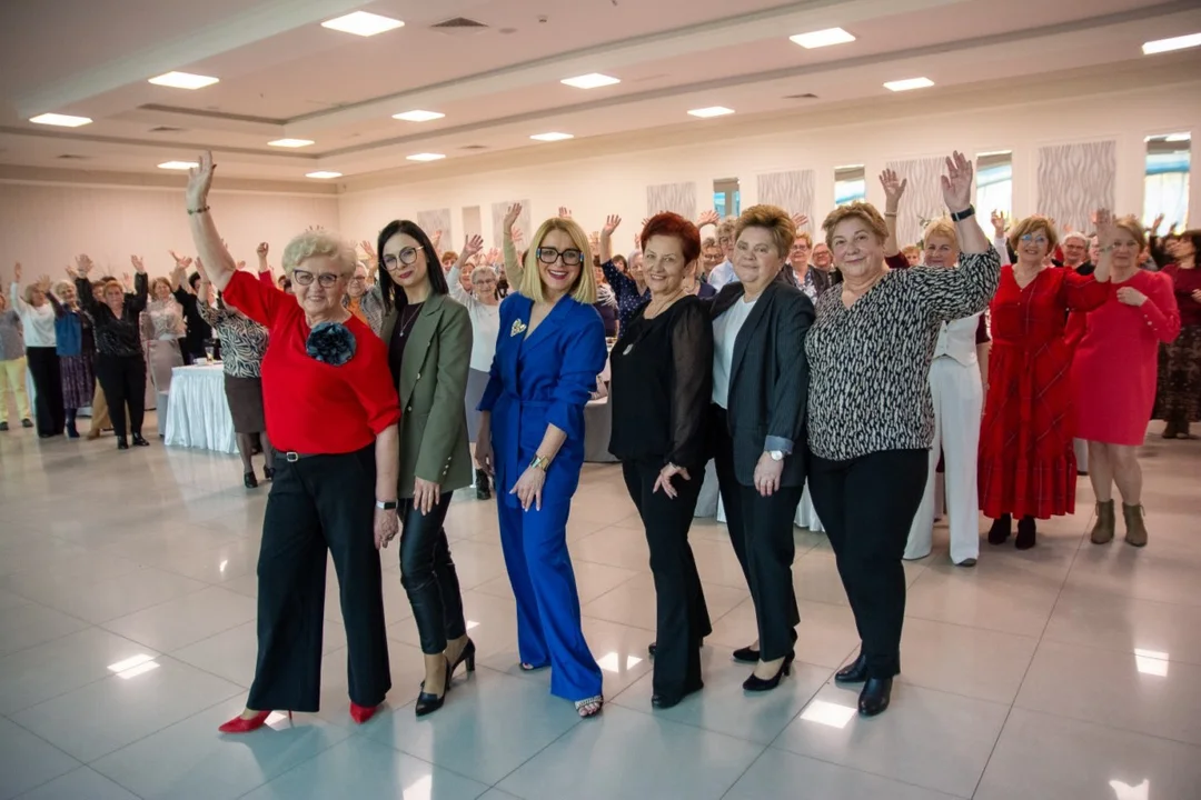 Seniorki świętowały Dzień Kobiet w restauracji Słoneczna