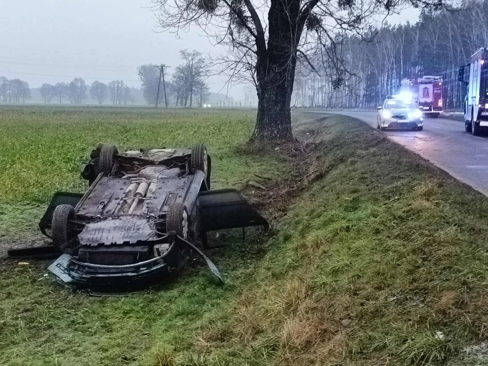 Dachowanie osobówki na drodze powiatowej. Służby w akcji