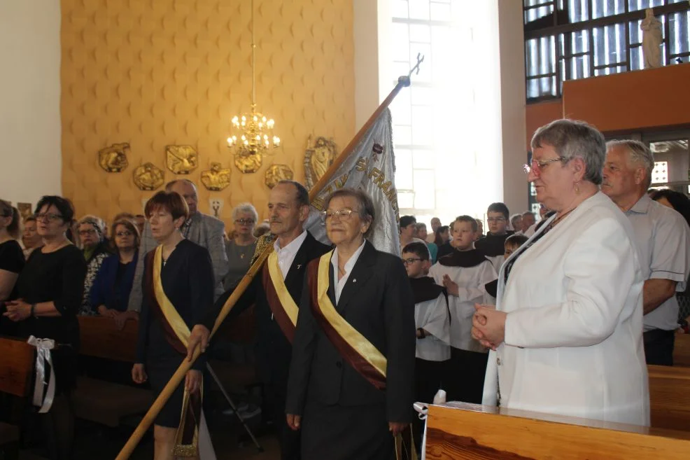 Tablica dla ojca Sylwina Wojdanowicza oraz jubileuszowy zjazd franciszkanów w Jarocinie