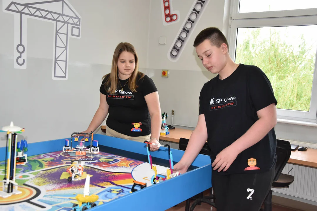 LEGOmaniacy - drużyna ze Szkoły Podstawowej w Kunowie z nagrodami z regionalnego oraz ogólnopolskiego turnieju FIRST LEGO LEAGUE