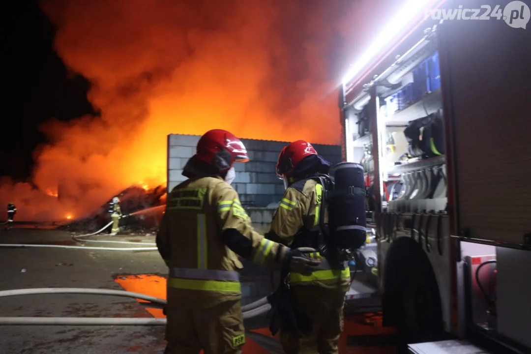 Pożar odpadów na terenie jednej z rawickich firm