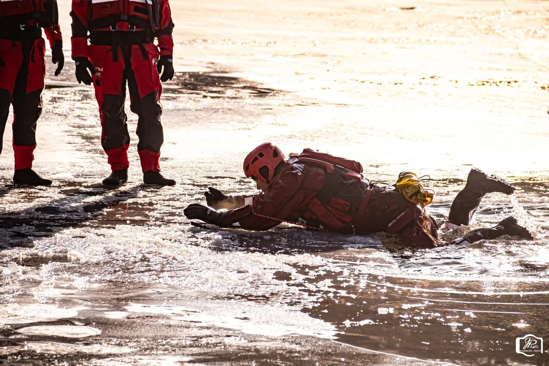 Na lodzie i w wodzie. Strażacy i ratownicy doskonalili umiejętności nad gołuchowskim zalewem - Zdjęcie główne