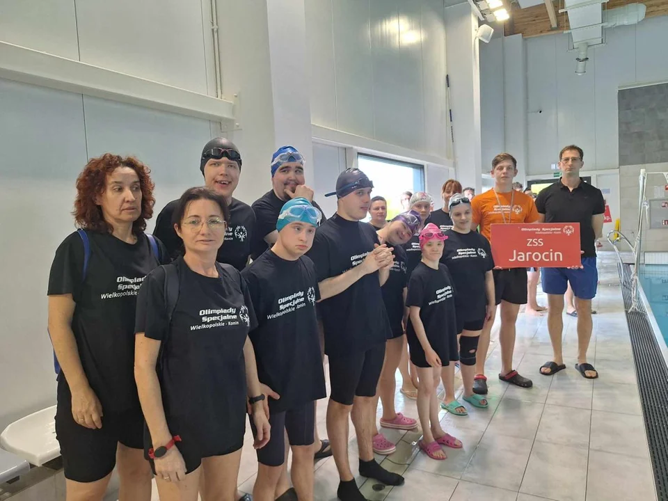 Jarocińscy uczniowie na mityngu pływackim olimpiad specjalnych - Zdjęcie główne