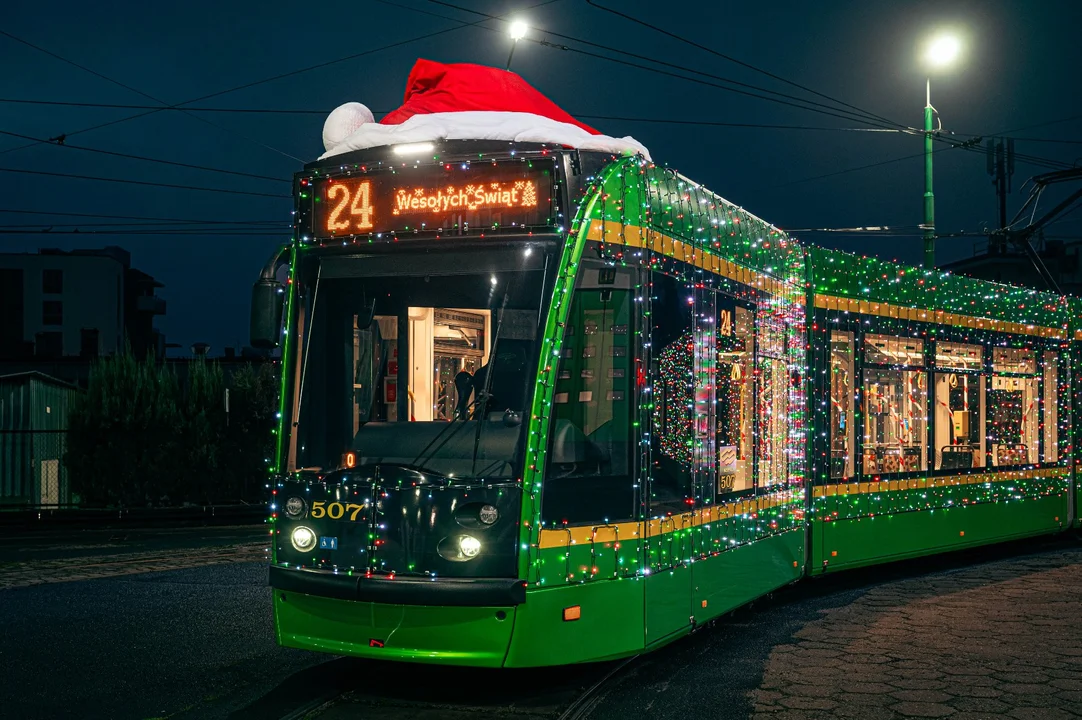 Świąteczna bimba w Poznaniu. Tramwaj w czapce Mikołaja już na trasie - Zdjęcie główne