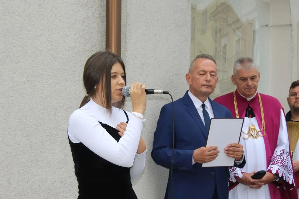 Jarocin. Odsłonięcie tablicy poświęconej kolporterom gazety konspiracyjnej "Dla Ciebie, Polsko" i koncert patriotyczny w JOK-u