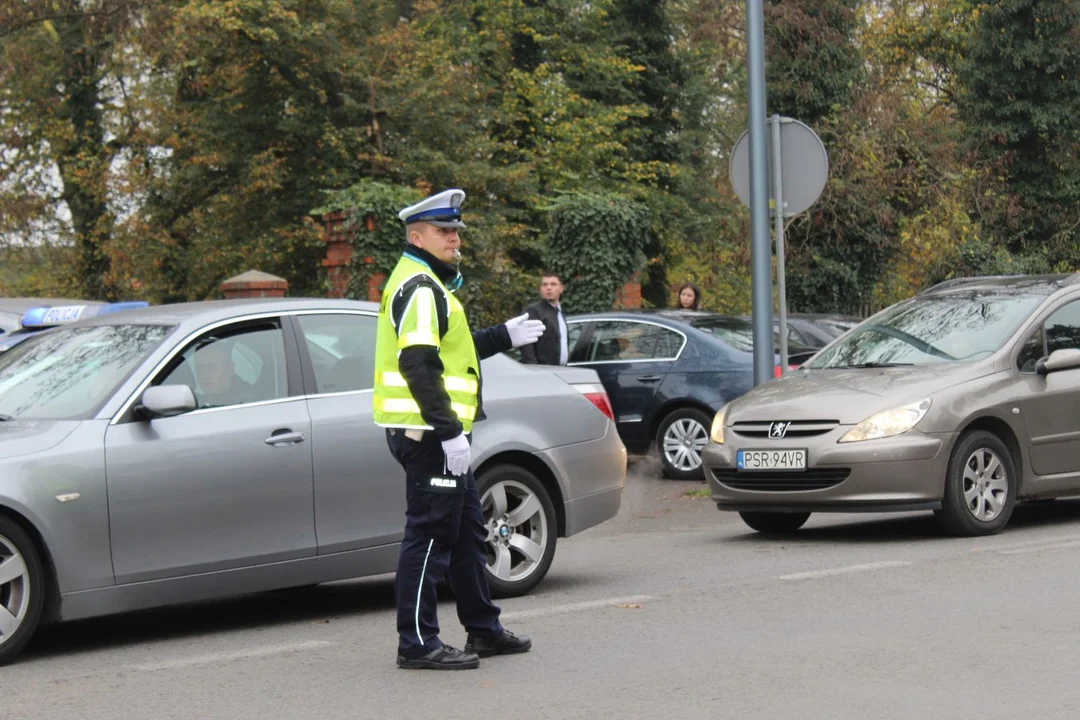 Policja przypomina, że 31 października i 1 listopada będzie obowiązywał zakaz ruchu pojazdów i zespołów pojazdów o dopuszczalnej masie całkowitej przekraczającej 12 ton