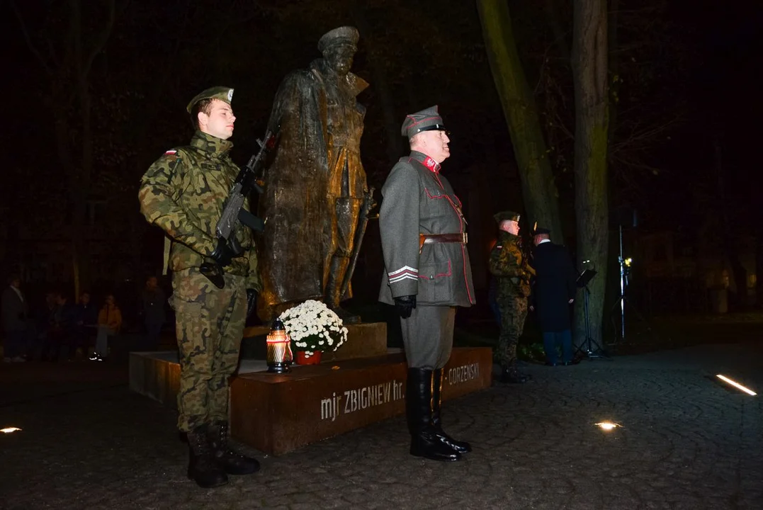 Obchody Święta Niepodległości w Jarocinie. Capstrzyk w parku mjr. Zbigniewa hr. Ostroroga-Gorzeńskiego