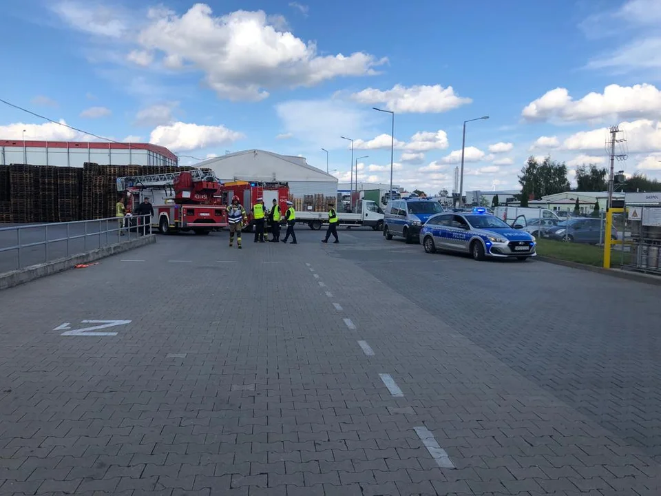 Straż pożarna gasi pożar na terenie zakładu pracy w Gostyniu. Pomaga policja