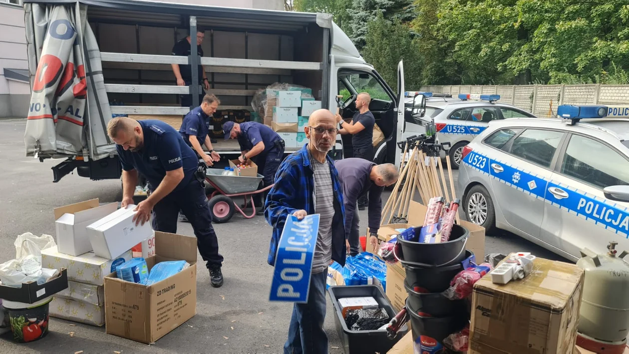 Krotoszyn. Policjanci zawieźli dary dla powodzian