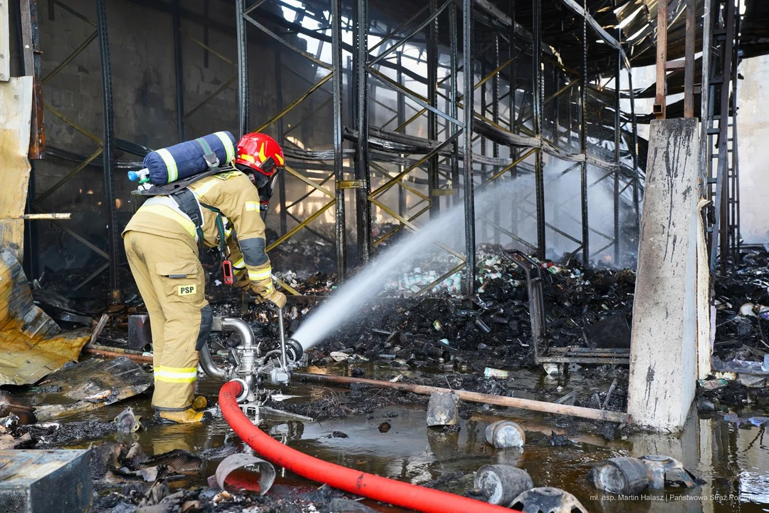 Pożar hali magazynowej w Luboniu