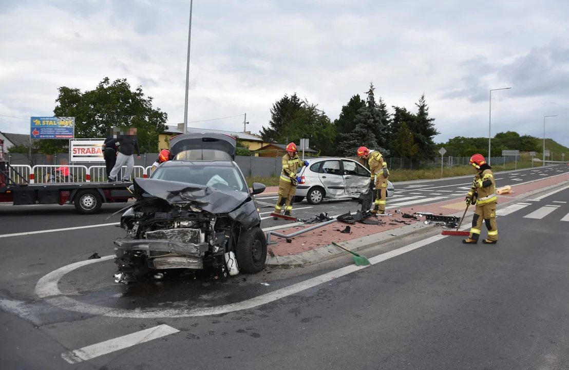 Zderzenie dwóch samochodów na skrzyżowaniu w Gostyniu