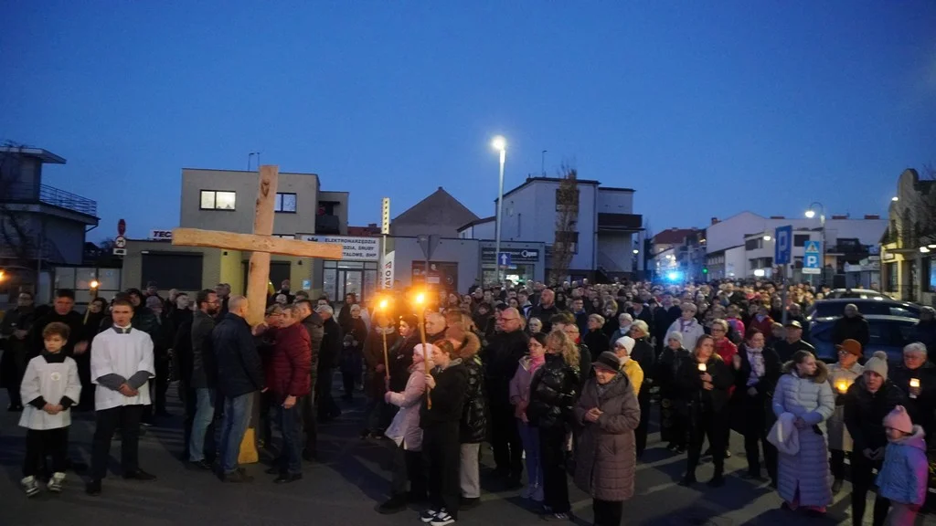 Pierwsza taka Droga Krzyżowa w historii miasta. Widok karetki i karawanu poruszył mieszkańców [ZDJĘCIA]