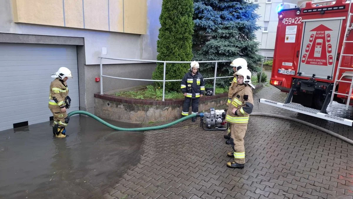 Burza nad Jarocinem i okolicą. Zalane piwnice budynków i garaże [ZDJĘCIA] - Zdjęcie główne