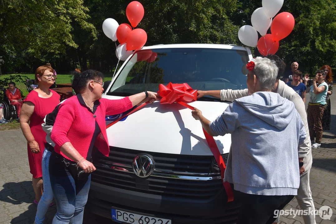 Przekazanie nowego samochodu dla DPS Chwałkowo