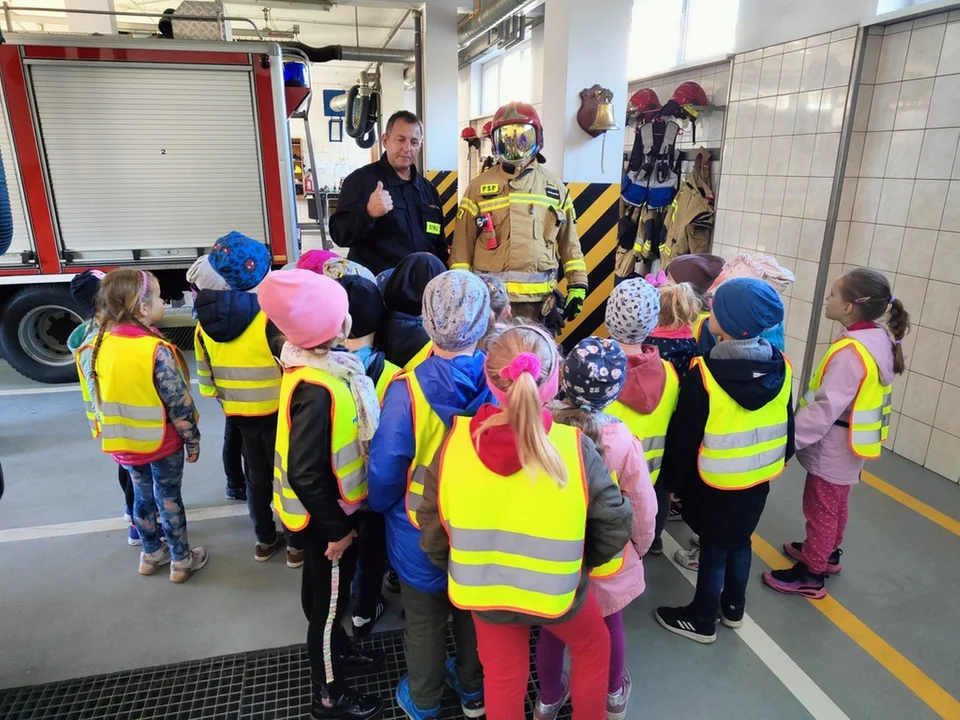 Przedszkolaki z wizytą u pleszewskich strażaków