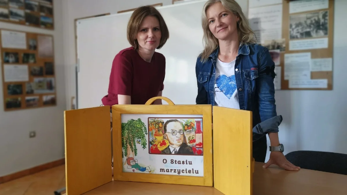 Założyciel firmy Pudliszki w teatrzyku kamishibai. Bajka „O Stasiu marzycielu" opowiada o Stanisławie Fenrychu - Zdjęcie główne