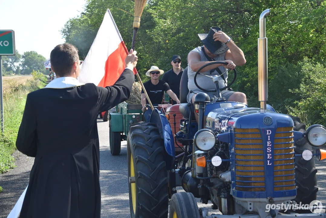 Parada zabytkowych pojazdów podczas dożynek powiatowych na Świętej Górze 2023