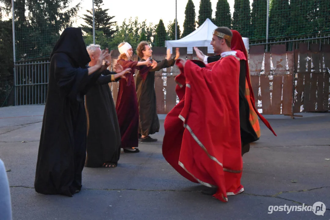 Plenerowy teatr w Piaskach. Niezapomniane przeżycia przy „Zapomnianej historii”, udana zabawa w „Polowanie na motyle”