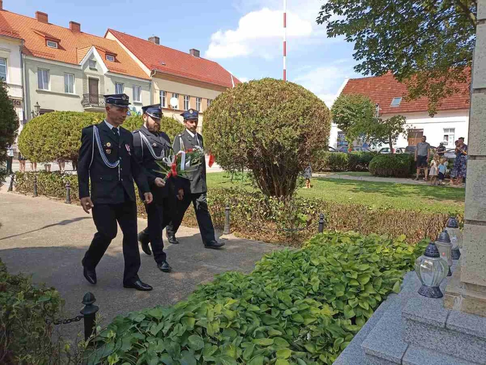 Złożyli kwiaty na rynku w Święto Wojska Polskiego - Zdjęcie główne