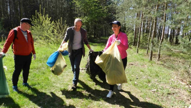 Około 100 osób sprzątało las w okolicy Krotoszyna [ZDJĘCIA] - Zdjęcie główne
