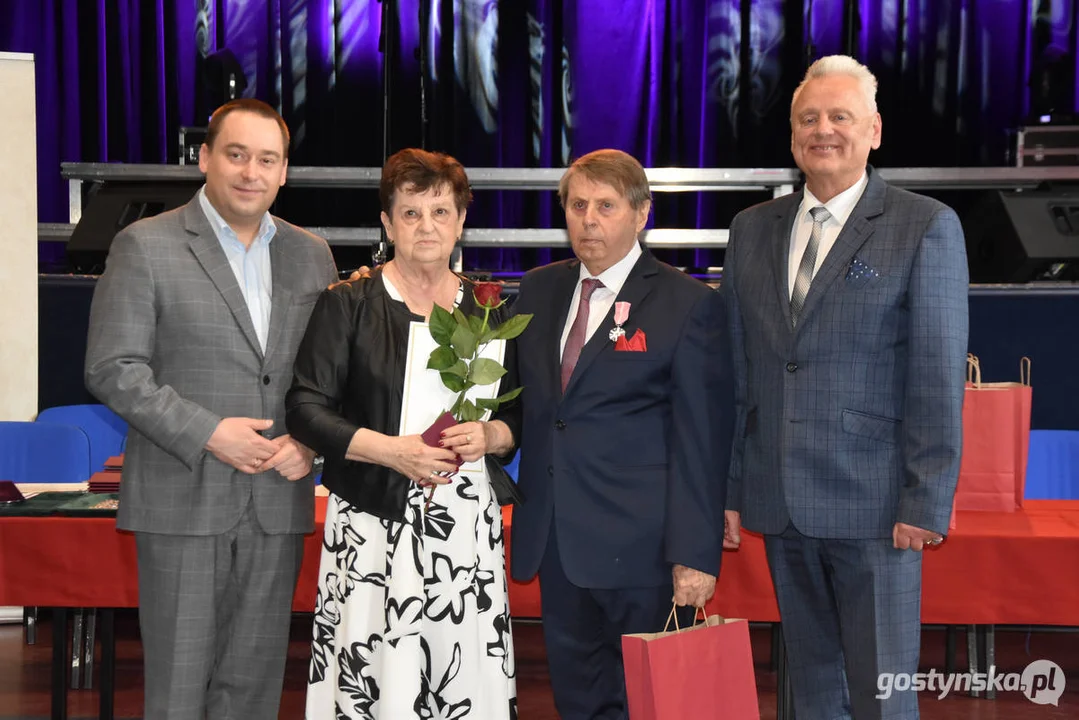 Jubileusze małżeńskie w gminie Gostyń. Blisko 60 par otrzymało pamiątkowe medale