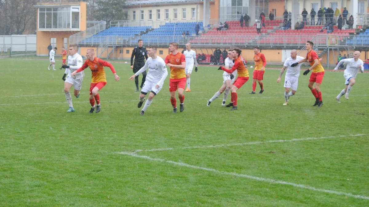 Jarota Jarocin - Pogoń Łobżenica. Runda wiosenna jesienią w zimowej aurze - Zdjęcie główne