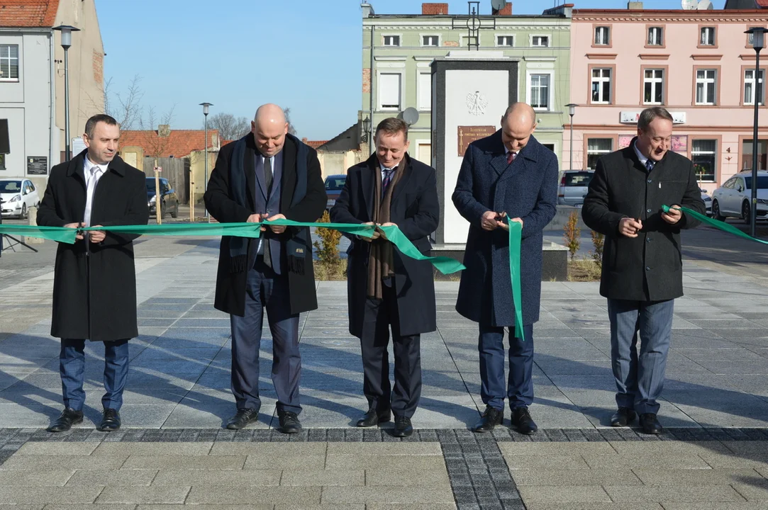 Otwarcie rynku w Jutrosinie z udziałem przedstawicieli samorządów, wojewody i parlamentu