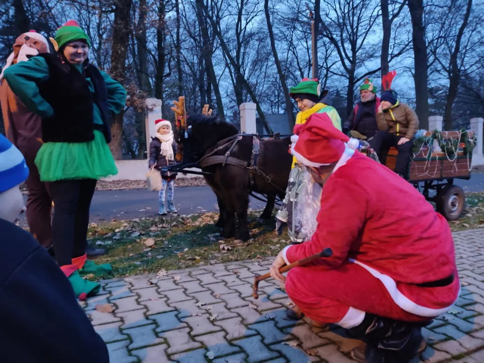 Do Kosowa Święty Mikołaj przyjechał bryką z reniferami-kucami