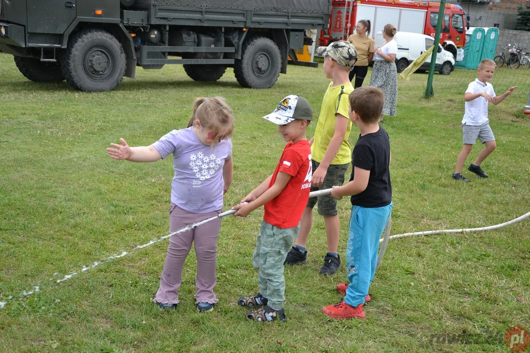 Festyn "Bezpieczne Wakacje z Mundurem" w Sobiałkowie