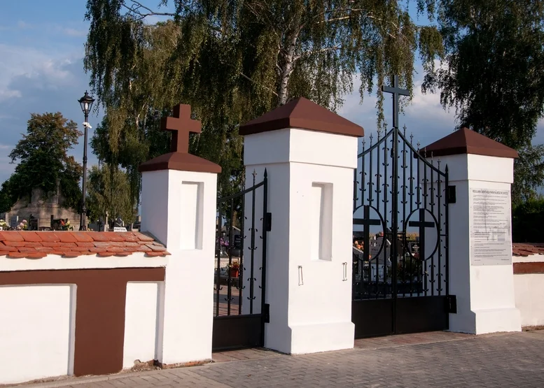Remont cmentarza w Choczu