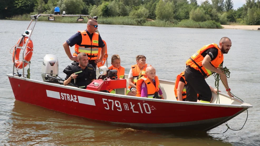 Pokazy, rejsy łódką strażacką i zabawa. Festyn służb na poligonie [ZDJĘCIA] - Zdjęcie główne