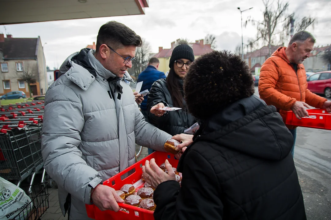 Przedwyborczy tłusty czwartek w Jarocinie. Kandydat PO KO na burmistrza i kandydaci Ziemi Jarocińskiej rozdawali pączki