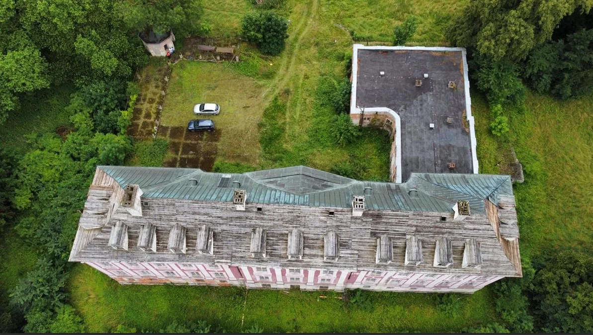 Policjanci z Wielenia zatrzymała sześciu mężczyzn, którzy przez wiele miesięcy kradli miedziane pokrycie dachowe z zabytkowego pałacu.