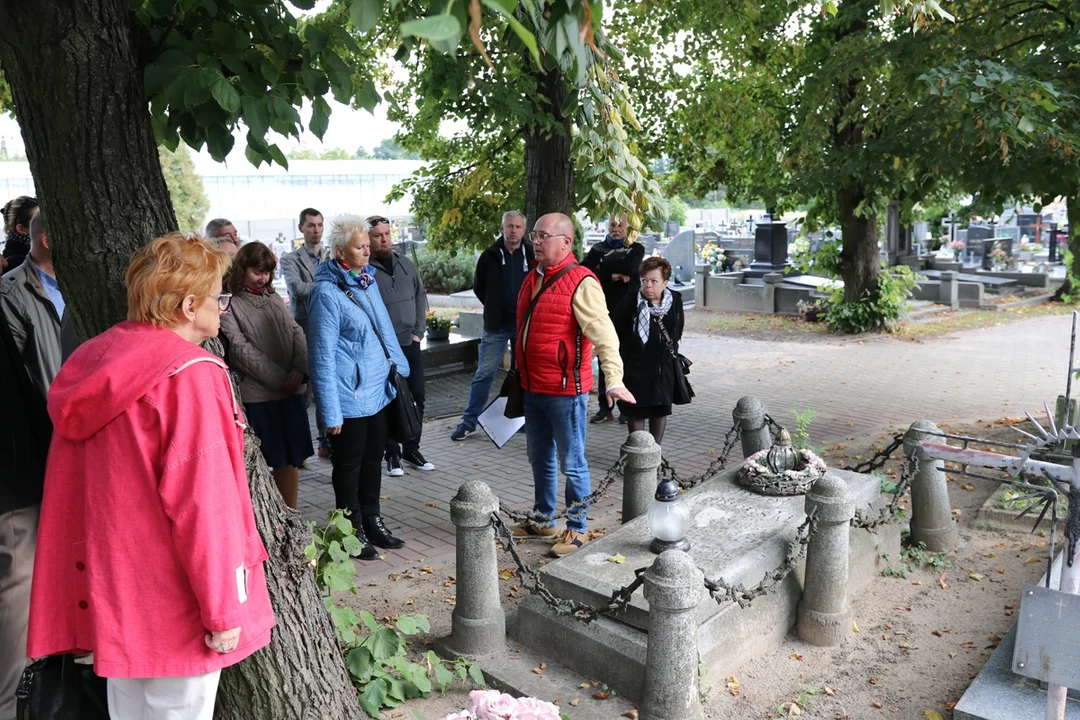 Poznali tajemnice cmentarza przy ul. Kaliskiej. Za nami kolejny historyczny spacer w Pleszewie [ZDJĘCIA] - Zdjęcie główne