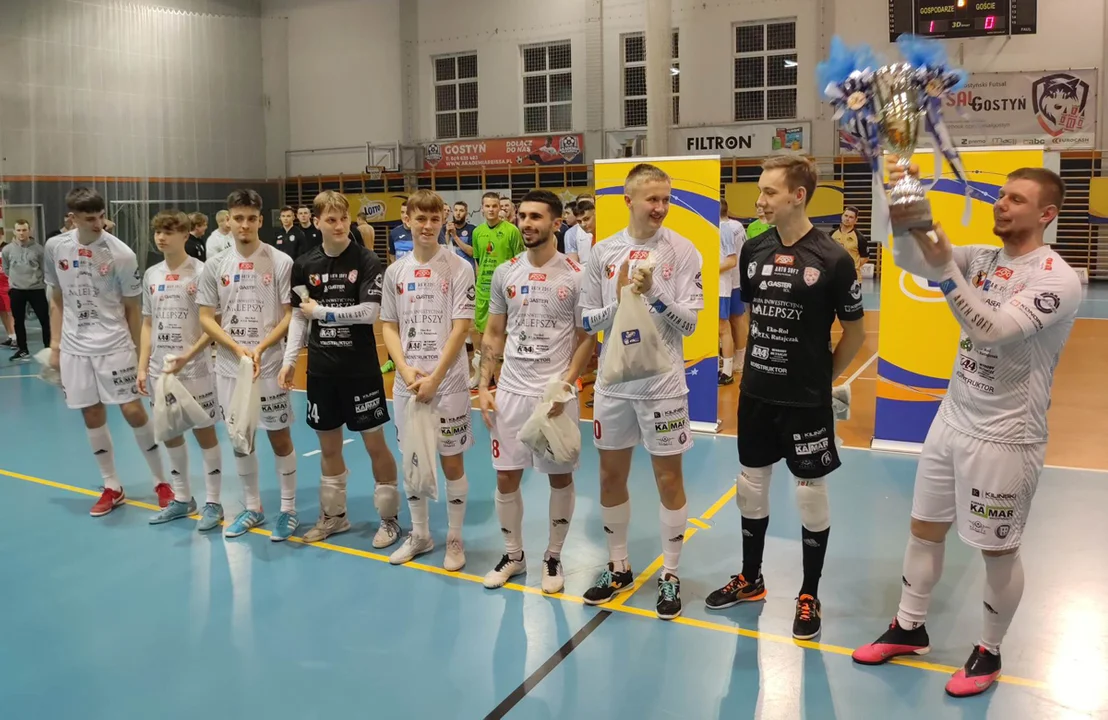 KS Futsal Leszno wyjechał z Pucharem Dyrektora Totalizatora Sportowego - Zdjęcie główne