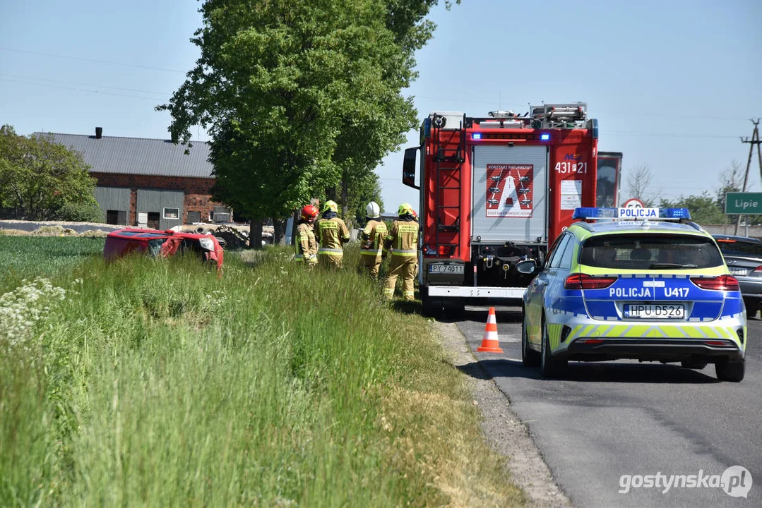 Kolizja na drodze powiatowej w Lipiu (gm. Piaski). Przewrócony samochód w polu