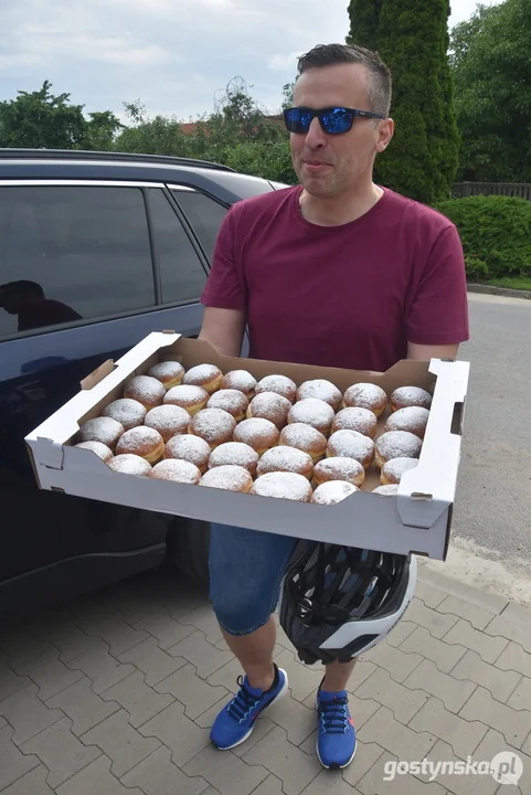 Wyborczy challenge w Piaskach i Pogorzeli. Burmistrz przywiozła wójtowi coś słodkiego